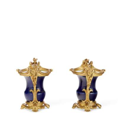 A PAIR OF LOUIS XV STYLE ORMOLU-MOUNTED COBALT-BLUE GROUND PORCELAIN VASES - Foto 4