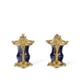 A PAIR OF LOUIS XV STYLE ORMOLU-MOUNTED COBALT-BLUE GROUND PORCELAIN VASES - Foto 5