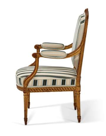 A SET OF LOUIS XVI GILTWOOD SEAT FURNITURE - photo 7