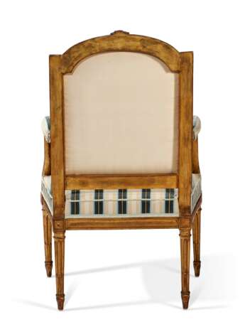 A SET OF LOUIS XVI GILTWOOD SEAT FURNITURE - photo 9