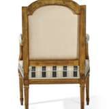 A SET OF LOUIS XVI GILTWOOD SEAT FURNITURE - photo 9