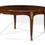 A FRENCH ORMOLU-MOUNTED KINGWOOD AND MAHOGANY CENTER TABLE - Foto 1