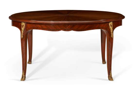 A FRENCH ORMOLU-MOUNTED KINGWOOD AND MAHOGANY CENTER TABLE - Foto 2