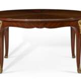 A FRENCH ORMOLU-MOUNTED KINGWOOD AND MAHOGANY CENTER TABLE - Foto 2