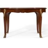 A FRENCH ORMOLU-MOUNTED KINGWOOD AND MAHOGANY CENTER TABLE - Foto 3