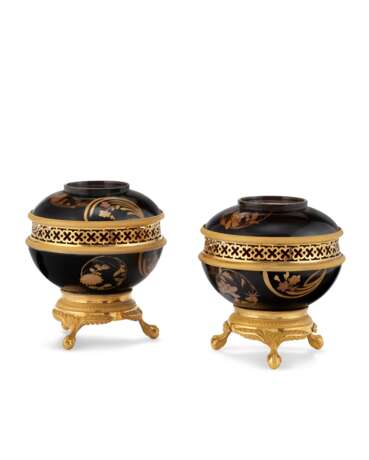 A PAIR OF NORTH EUROPEAN ORMOLU AND JAPANESE LACQUER POTPOURRI VASES - фото 1