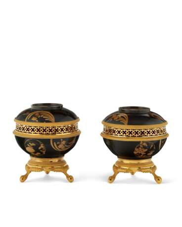 A PAIR OF NORTH EUROPEAN ORMOLU AND JAPANESE LACQUER POTPOURRI VASES - Foto 2