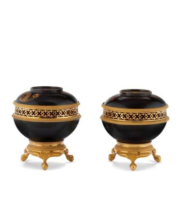 A PAIR OF NORTH EUROPEAN ORMOLU AND JAPANESE LACQUER POTPOURRI VASES - фото 3