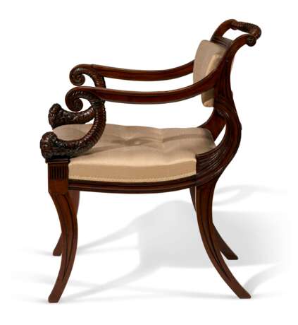 A PAIR OF REGENCY MAHOGANY ARMCHAIRS - Foto 3