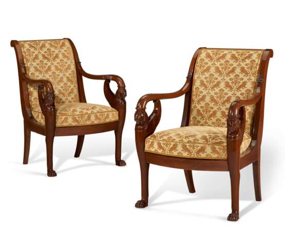 A PAIR OF EMPIRE MAHOGANY FAUTEUILS - Foto 1