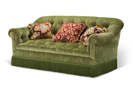 A GREEN VELVET UPHOLSTERED SOFA - фото 3