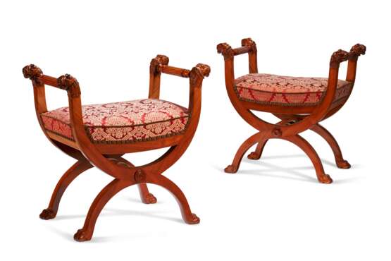 A PAIR OF CONSULAT MAHOGANY TABOURETS - Foto 1