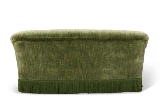 A GREEN VELVET UPHOLSTERED SOFA - photo 4