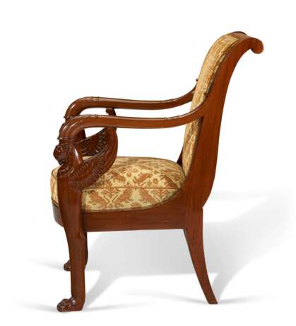 A PAIR OF EMPIRE MAHOGANY FAUTEUILS - Foto 4