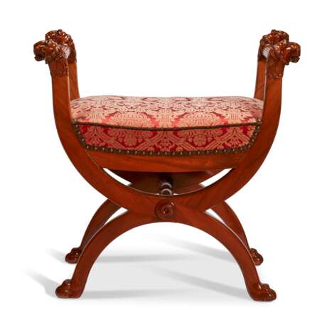 A PAIR OF CONSULAT MAHOGANY TABOURETS - Foto 3