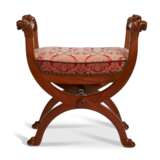 A PAIR OF CONSULAT MAHOGANY TABOURETS - Foto 3