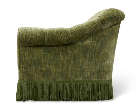 A GREEN VELVET UPHOLSTERED SOFA - photo 5