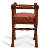 A PAIR OF CONSULAT MAHOGANY TABOURETS - Foto 4