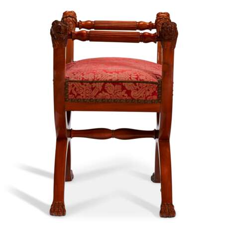 A PAIR OF CONSULAT MAHOGANY TABOURETS - Foto 4