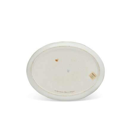 A VIENNA (SORGENTHAL) PORCELAIN LATER-DECORATED OVAL TRAY - Foto 2