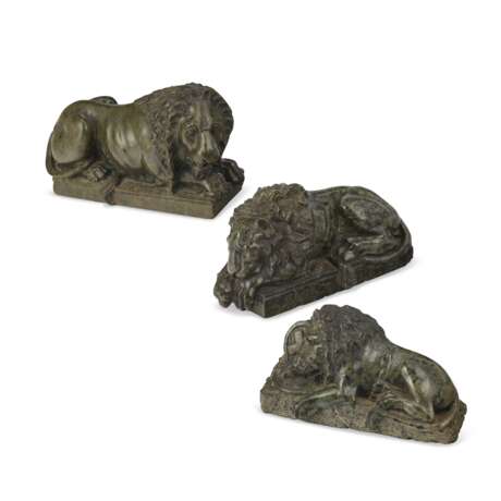 A GROUP OF THREE ITALIAN CARVED SERPENTINE MARBLE FIGURES OF RECUMBENT LIONS - Foto 1