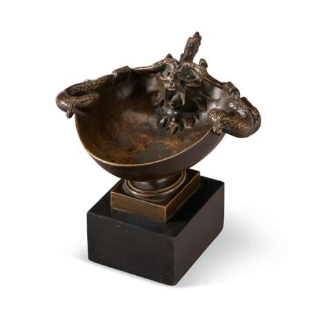 AN ITALIAN PATINATED-BRONZE TAZZA - Foto 1