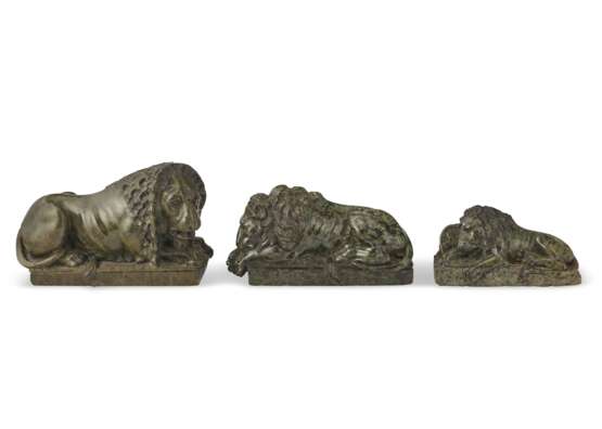 A GROUP OF THREE ITALIAN CARVED SERPENTINE MARBLE FIGURES OF RECUMBENT LIONS - Foto 2