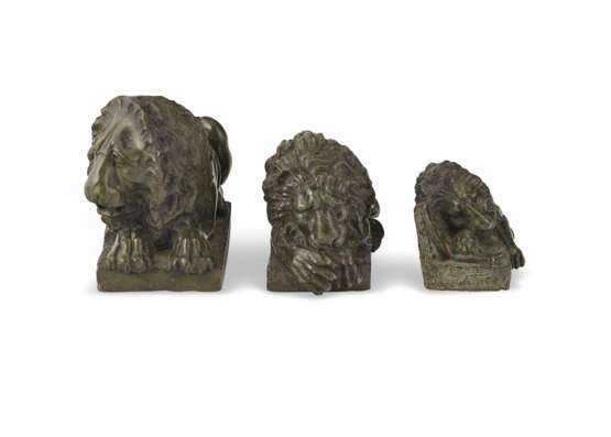 A GROUP OF THREE ITALIAN CARVED SERPENTINE MARBLE FIGURES OF RECUMBENT LIONS - photo 3