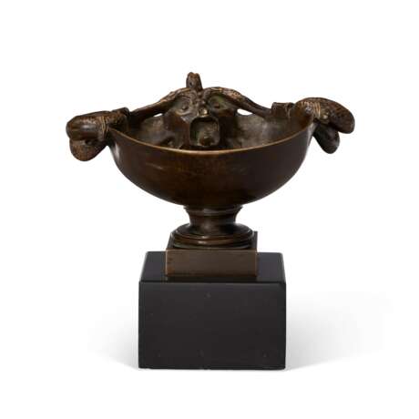 AN ITALIAN PATINATED-BRONZE TAZZA - photo 2