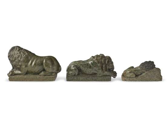 A GROUP OF THREE ITALIAN CARVED SERPENTINE MARBLE FIGURES OF RECUMBENT LIONS - Foto 4