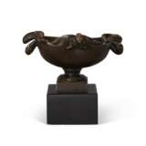 AN ITALIAN PATINATED-BRONZE TAZZA - фото 4