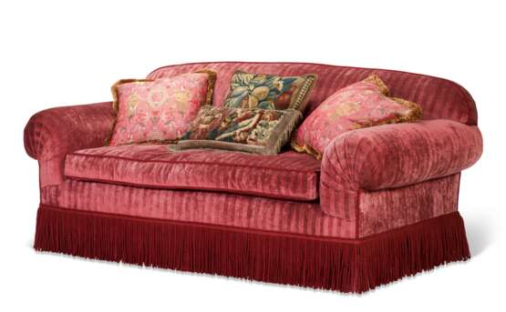 A RED VELVET UPHOLSTERED SOFA - фото 2