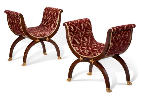 A PAIR OF NORTH EUROPEAN MAHOGANY, EBONIZED AND PARCEL-GILT TABOURETS - Foto 1