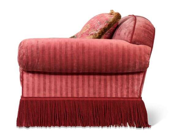 A RED VELVET UPHOLSTERED SOFA - photo 4