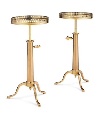 A PAIR OF FRENCH BRASS AND MARBLE OCCASIONAL TABLES - фото 1