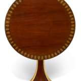 AN AUSTRIAN PARCEL-GILT AND EBONIZED MAHOGANY TEA TABLE - Foto 3