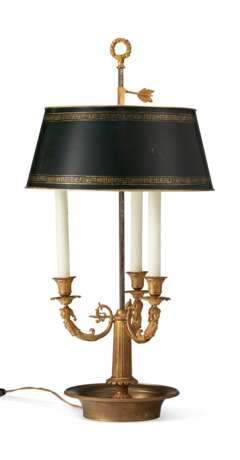 A FRENCH ORMOLU THREE-LIGHT BOUILLOTTE LAMP - Foto 1