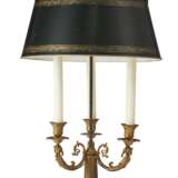 A FRENCH ORMOLU THREE-LIGHT BOUILLOTTE LAMP - Foto 3