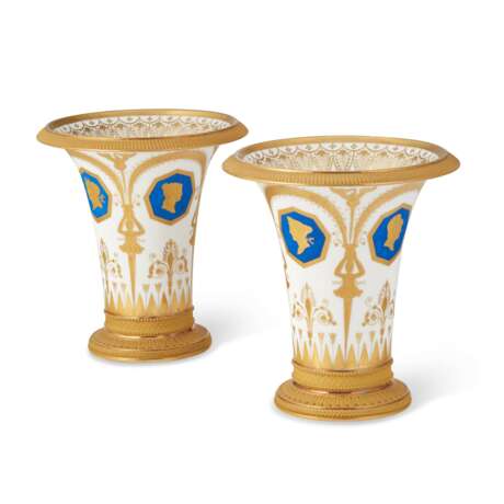 A PAIR OF PARIS (NAST) PORCELAIN BEAKER VASES - Foto 1