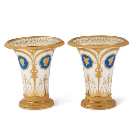 A PAIR OF PARIS (NAST) PORCELAIN BEAKER VASES - photo 4