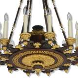 A LATE REGENCY PATINATED-BRONZE AND ORMOLU TWELVE-LIGHT CHANDELIER - Foto 2