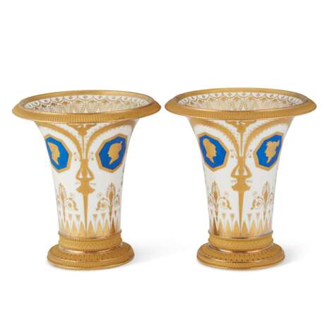 A PAIR OF PARIS (NAST) PORCELAIN BEAKER VASES - photo 5