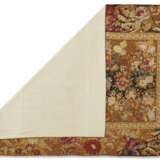 AN ENGLISH NEEDLEWORK CARPET - Foto 2