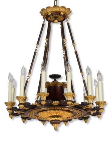 A LATE REGENCY PATINATED-BRONZE AND ORMOLU TWELVE-LIGHT CHANDELIER - Foto 3