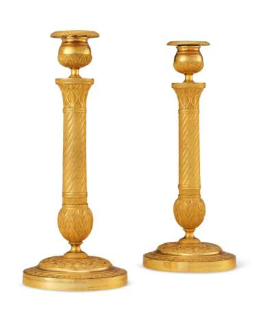 A PAIR OF RESTAURATION ORMOLU CANDLESTICKS - фото 1