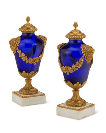 A PAIR OF FRENCH ORMOLU-MOUNTED COBALT BLUE GLASS VASES - фото 1