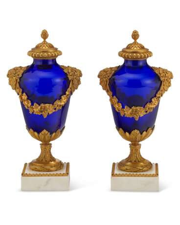 A PAIR OF FRENCH ORMOLU-MOUNTED COBALT BLUE GLASS VASES - фото 2