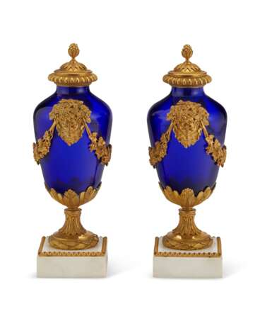 A PAIR OF FRENCH ORMOLU-MOUNTED COBALT BLUE GLASS VASES - Foto 3