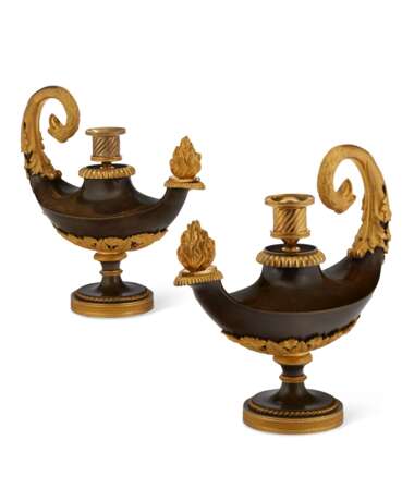 A PAIR OF DIRECTOIRE ORMOLU-MOUNTED AND PATINATED BRONZE CASSOLETTES - фото 1