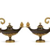 A PAIR OF DIRECTOIRE ORMOLU-MOUNTED AND PATINATED BRONZE CASSOLETTES - фото 2